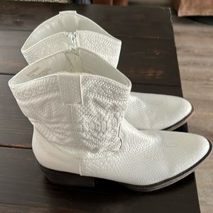 Brand new Coconuts by Matisse white cowgirl boots size 10
